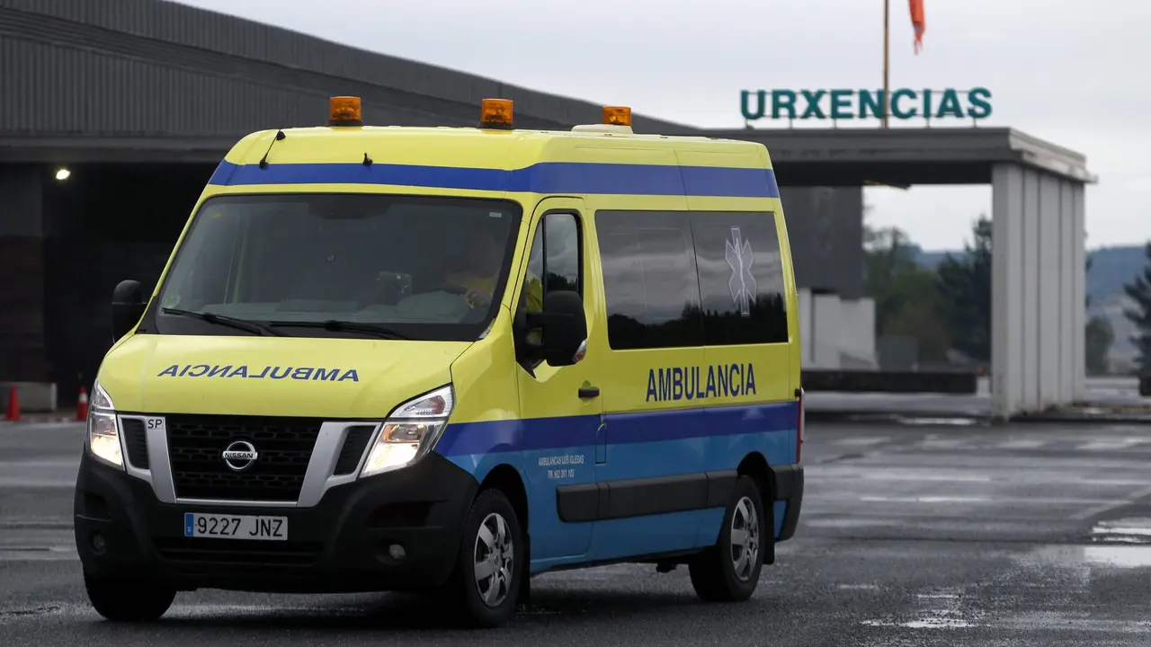 Una ambulancia junto al Hula. ARCHIVO