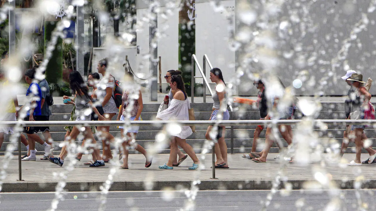 Varias personas en una calle. EFE