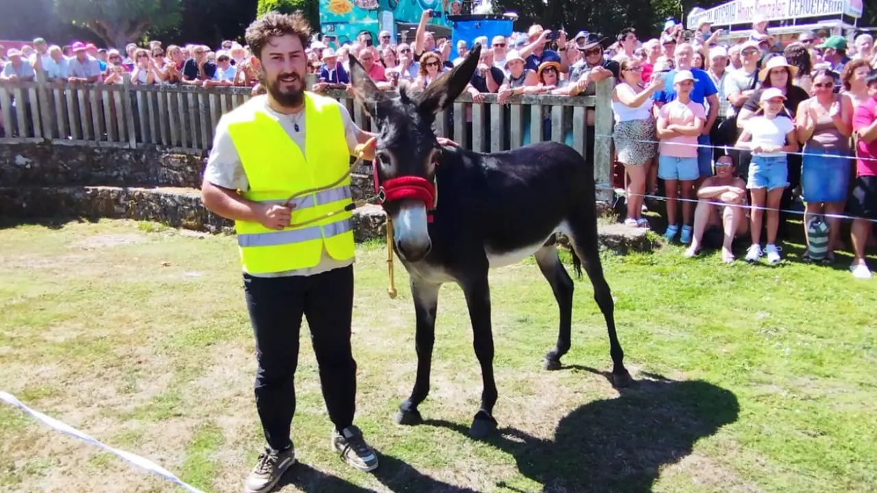 Los ganadores de la carrera de burros de Escairón, Dinamita y Sergio Freire. MIGUEL PIÑEIRO
