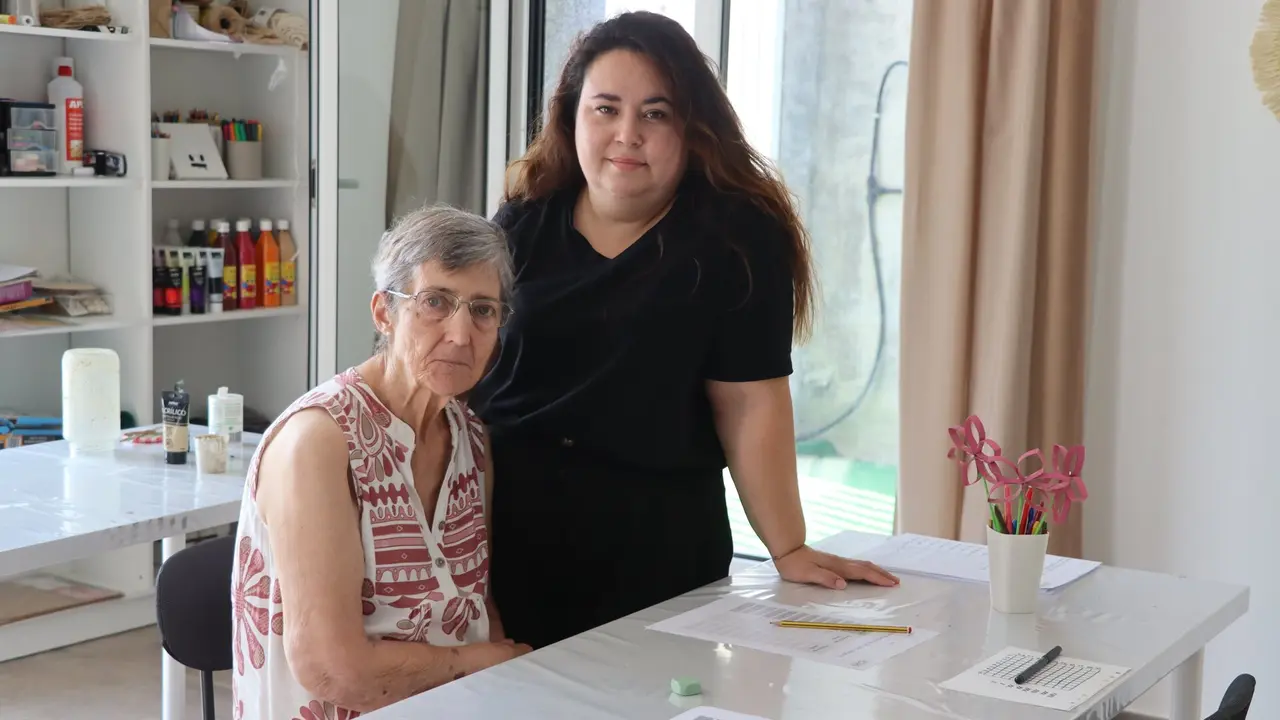 Beatriz López Díaz (dereita) e Violeta Castro, usuaria da Casa do Maior Agarimo de Bóveda. MIGUEL PIÑEIRO