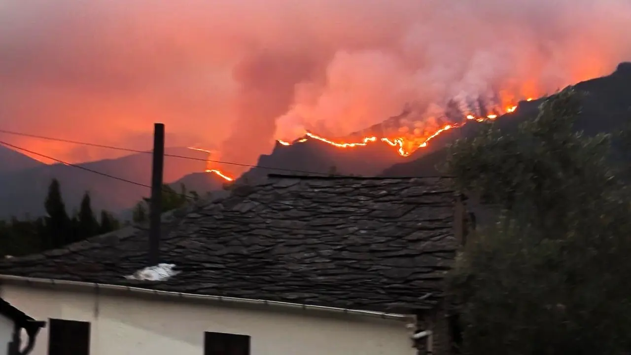 Las llamas se propagaron por las cimas de los montes de Quiroga, a la altura de Montefurado. RTVG