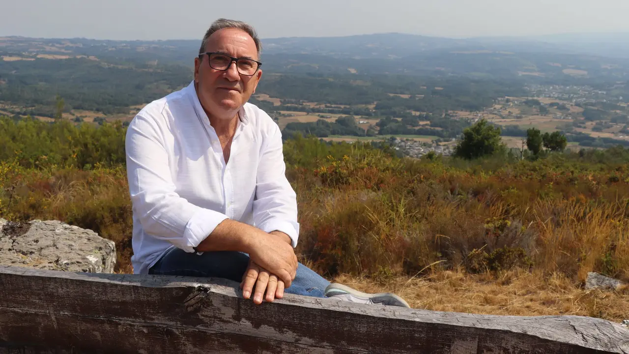 José Manuel Arias, no banco do miradoiro do Alto do Coto. MIGUEL PIÑEIRO