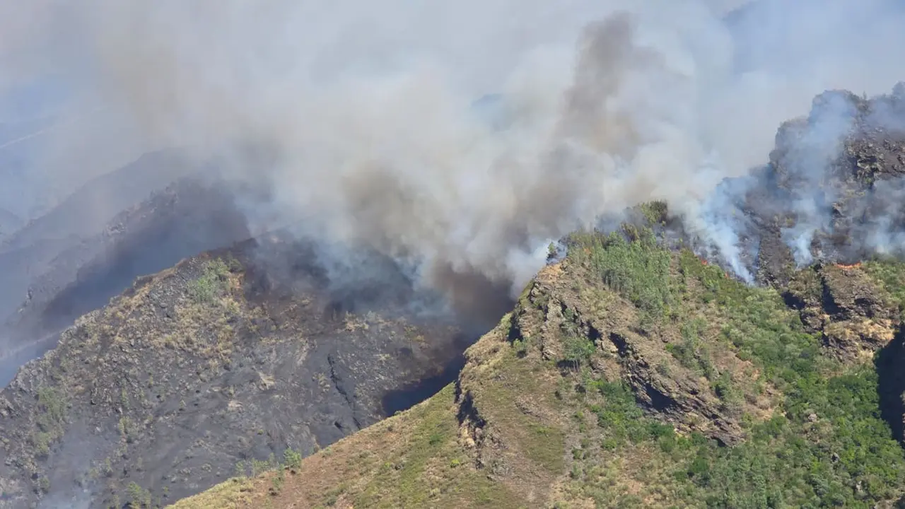 El incendio en Bendollo, Quiroga, este lunes. F.M