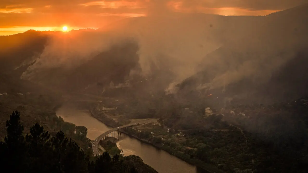 Vista del incendio que afecta a A Pobra do Brollón, junto al río Sil. ADRIÁN IRAGO (EUROPA PRESS)