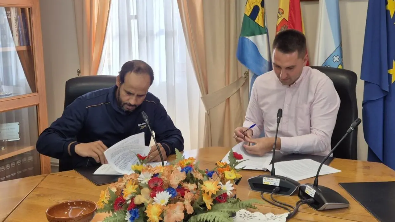 Firma del contrato de alquiler para la vivienda de Vilapercide. EP