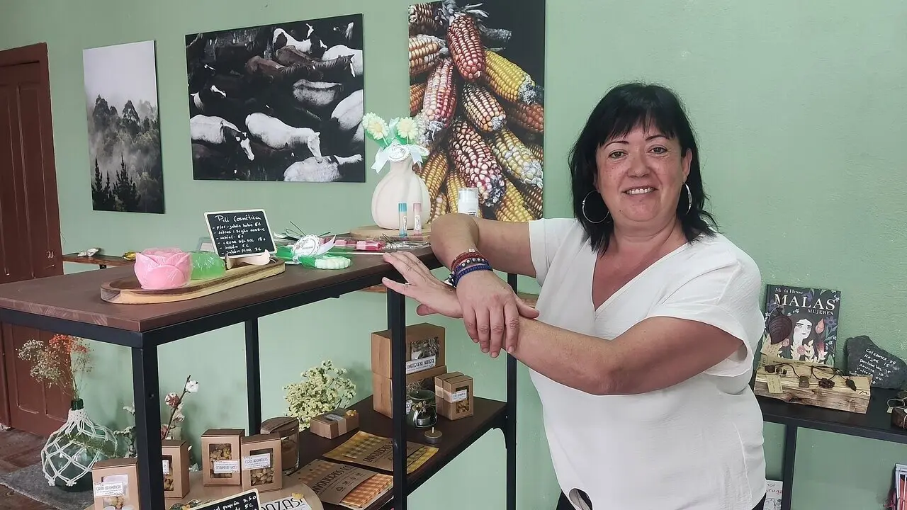 Silvia Mateo en el local de Argallando, en Riotorto. EP