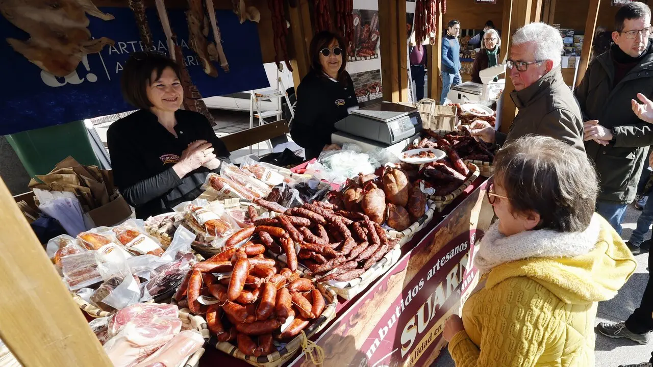 Uno de los puestos de la Festa da Androlla de Navia de Suarna. AEP