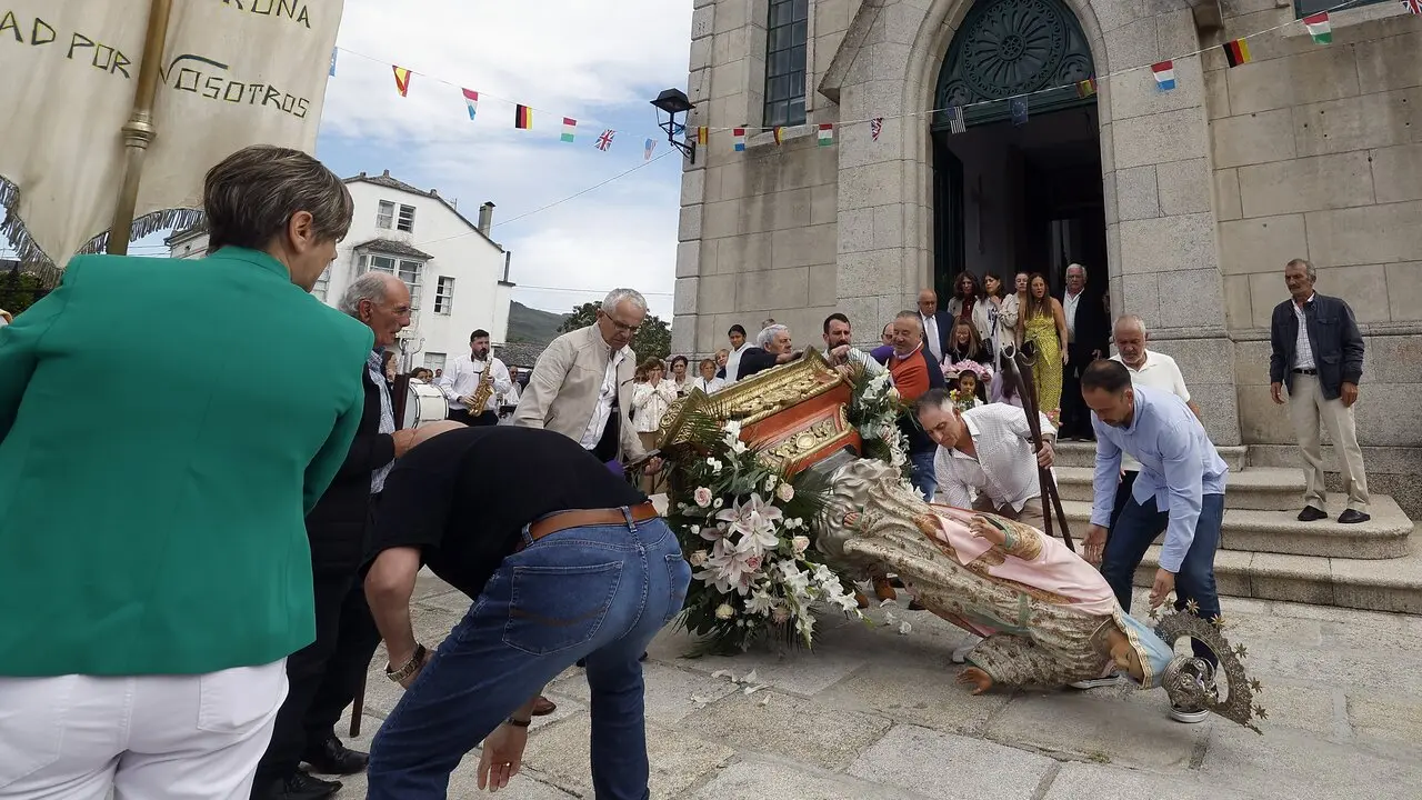 Momento en que cae al suelo la imagen de la Virgen en la procesión. JOSÉ Mª ÁLVEZ