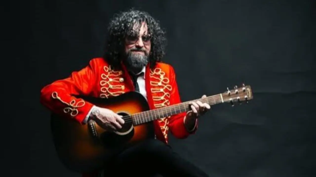 Andrés Montes, con la guitarra Palala que le regaló su padre. CEDIDA