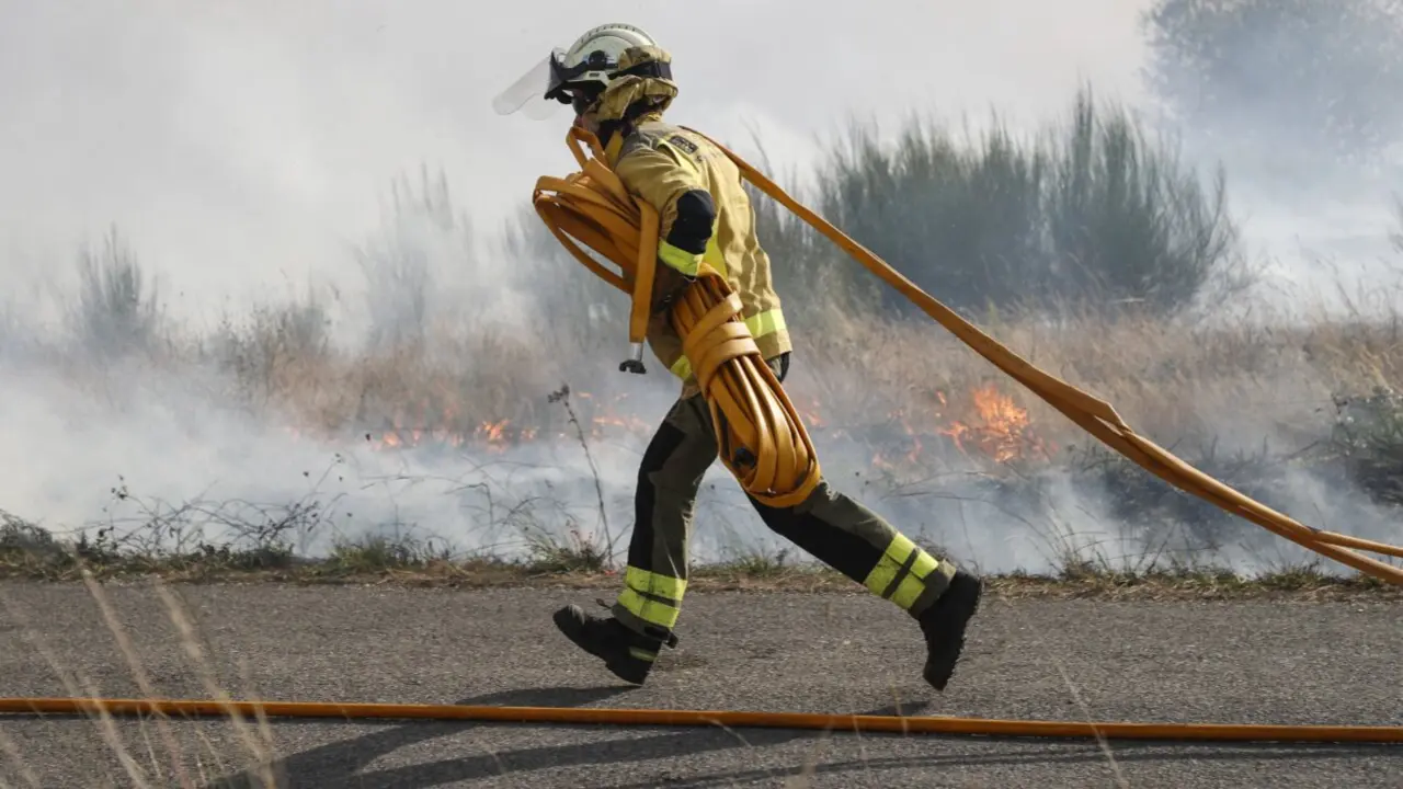 Incendio entre Pantón y Sober. ELISEO TRIGO/EFE