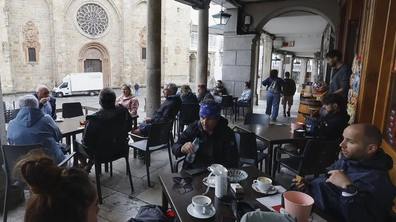 Turistas en la Praza da Catedral de Mondoñedo. JOSÉ Mª ÁLVEZ