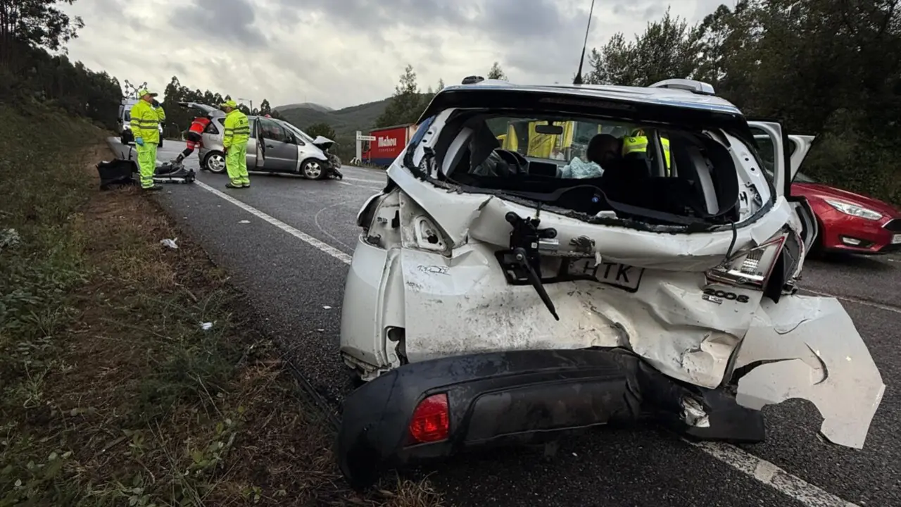Accidente con tres vehículos implicados en O Valadouro. BOMBEIROS DE BARREIROS