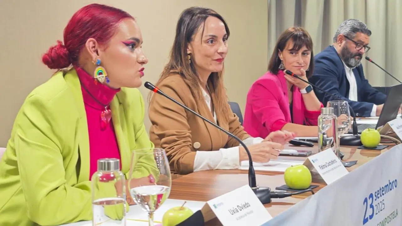 Ana Ermida (a la derecha), durante su participación en el foro. EP