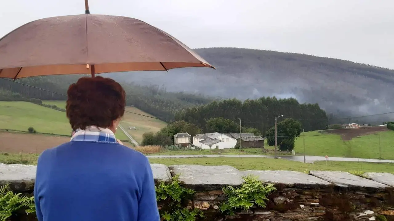 Una mujer observando montes en Vidal, Trabada. AEP