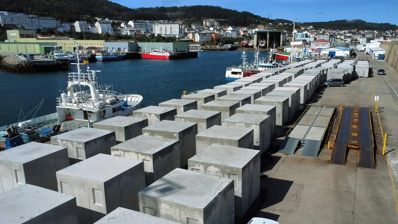 cubos de hormigon en el puerto de burela para el nuevo dique de abrigo