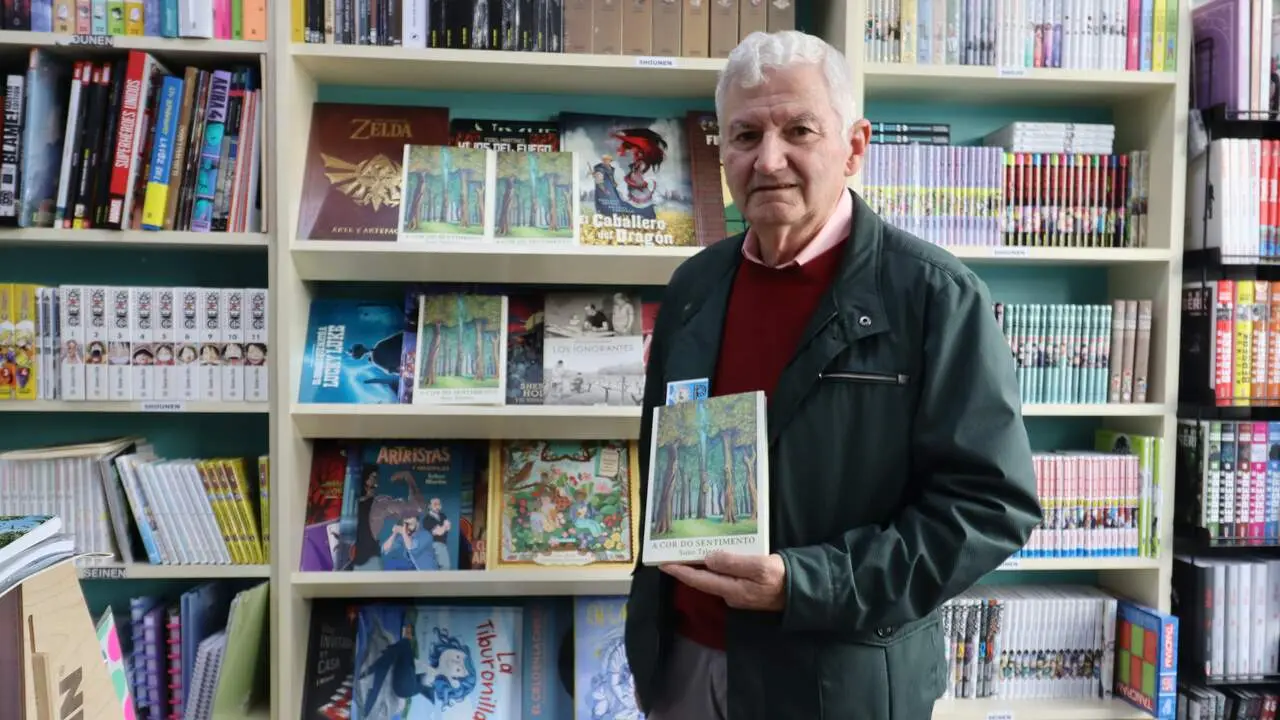 Suso Talento, cun exemplar do libro 'A cor do sentimento', na Libraría Peruchela. A. RODIL