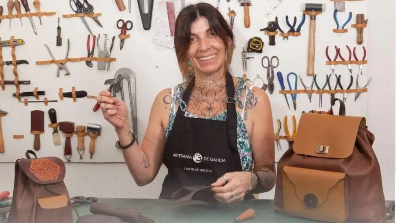 Adriana Romaní, en su taller. ARTESANÍA DE GALICIA
