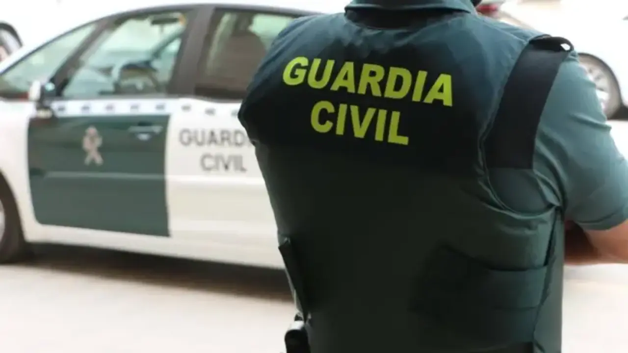 El sospechoso fue detenido por agentes de la Guardia Civil, que desplazó a cuatro patrullas a Riotorto y a la unidad Viogén. EP