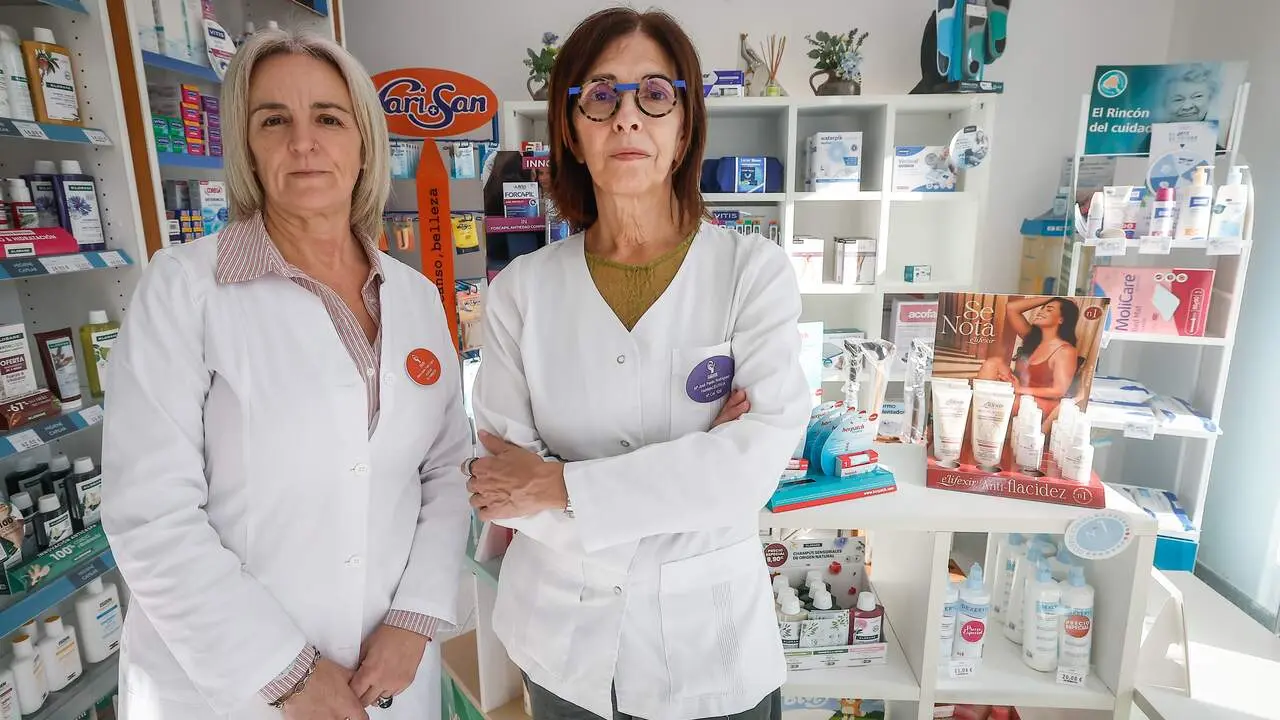 La auxiliar Belén Prado y la farmacéutica María José Pardo auxiliaron a la víctima. JM ÁLVEZ