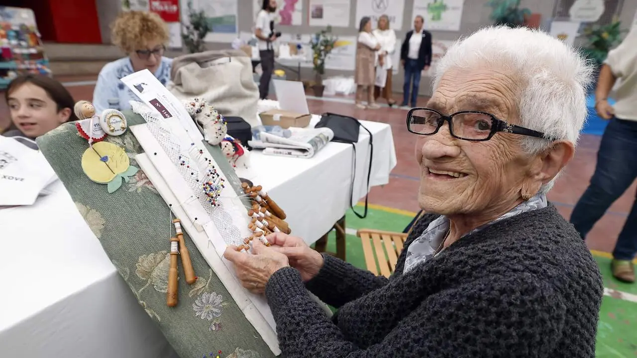 encontro de palilleiras en el pabellon de xove
isable garcia sierra, de 107 años en el encontro de palilleiras en el pabellon de xove