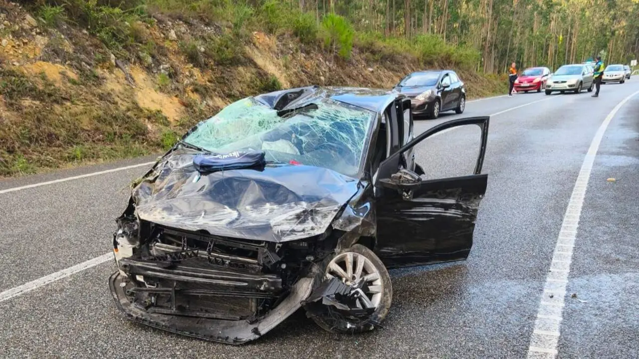 Accidente de tráfico ocurrido en la LU-162 en Foz. EP