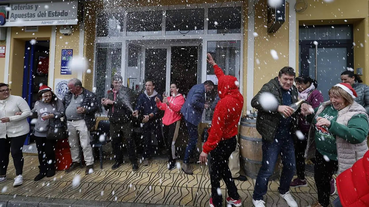 Premiados con la loteria de Navidad en Riotorto celebran delante de la administracion,
