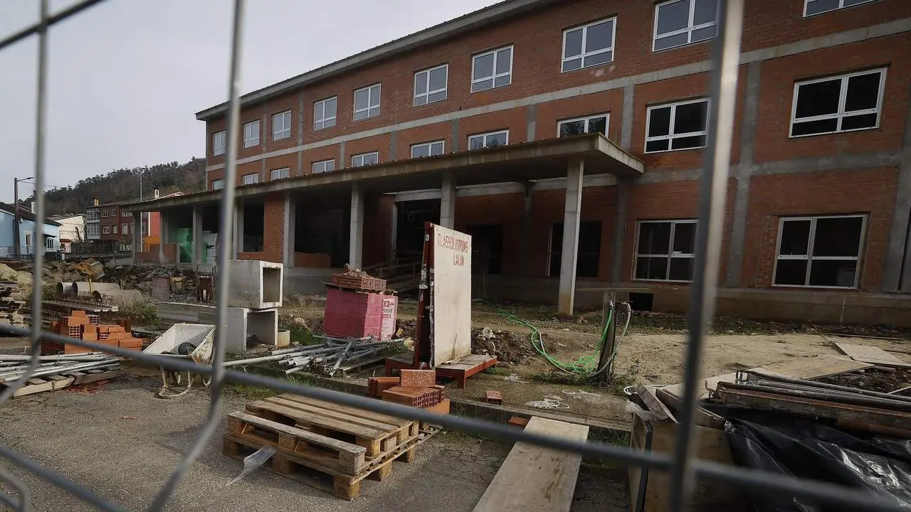 Obras de la residencia de la tercera edad de A Pontenova en primavera. JOSÉ Mª ÁLVEZ