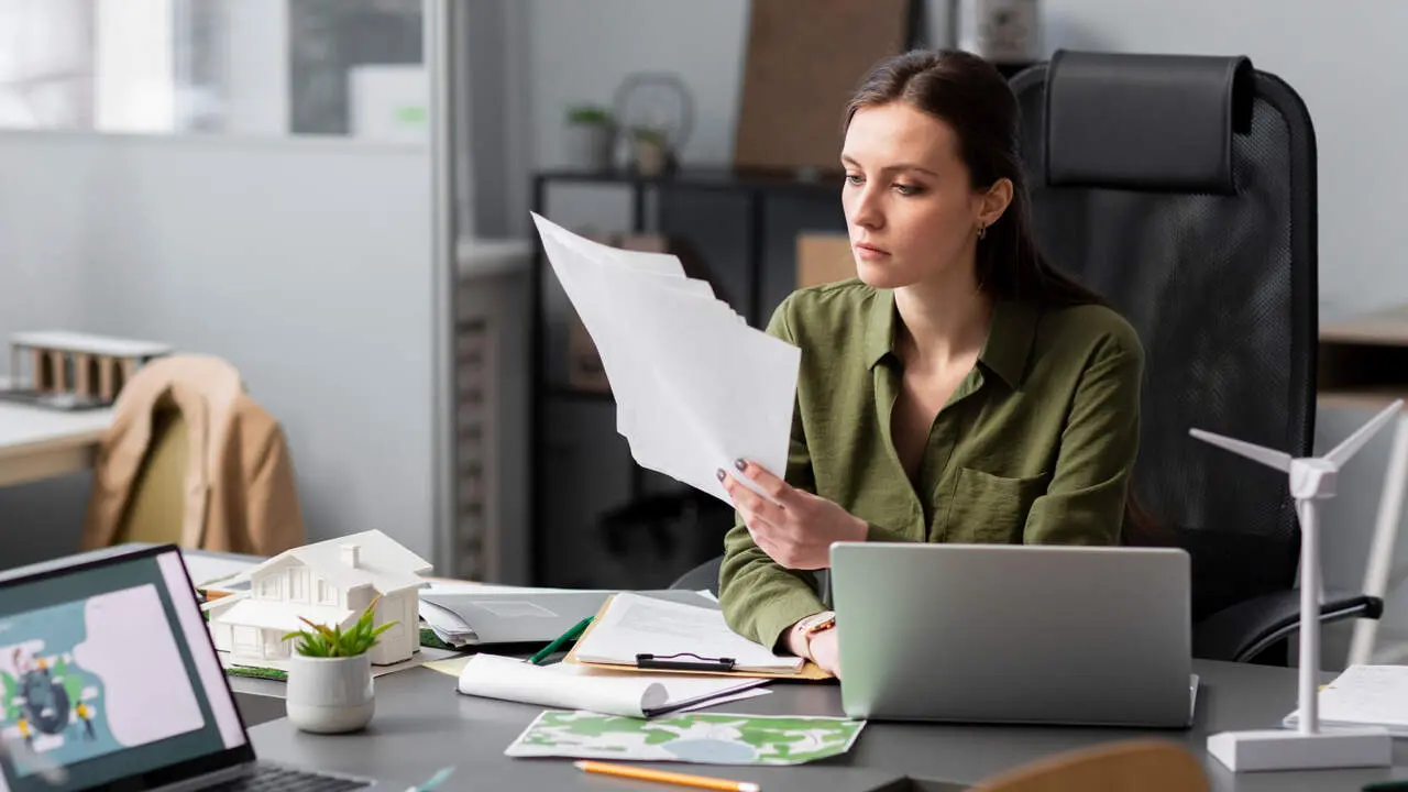 Una trabajadora delante de un ordenador. FREEPIK