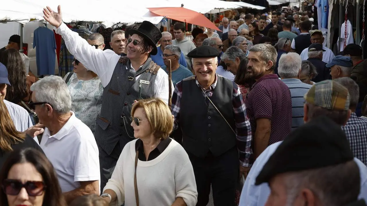 Gente por una de las calles más concurridas de Mondoñedo. JOSÉ Mª ÁLVEZ