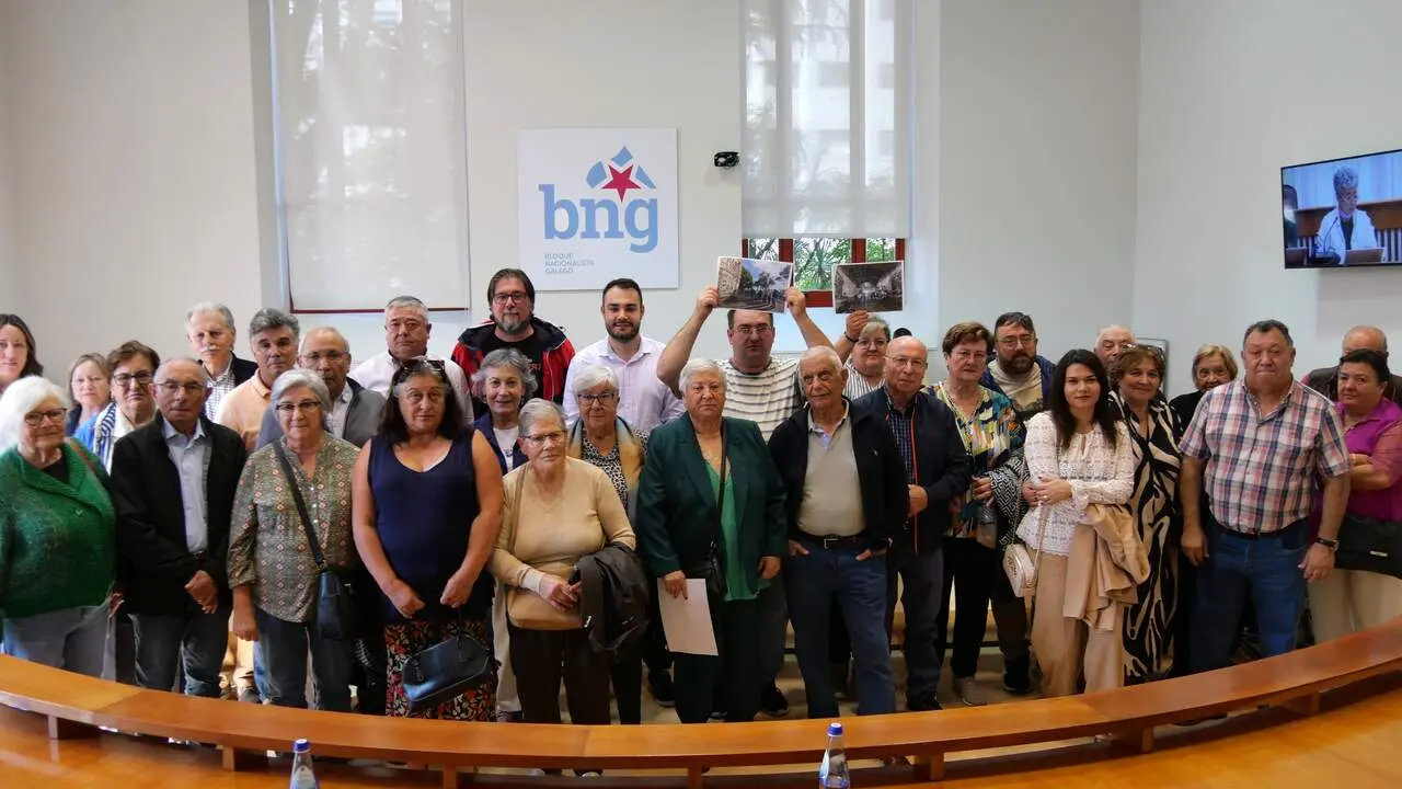 Iago Suárez con los vecinos de San Vitoiro durante la comisión de cultura en la que se debatió de la capilla. EP