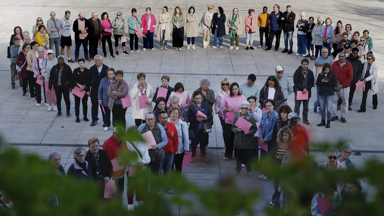 vecinos de burela se concentran en la plaza del concello para dar visibilidad al cancer de mama formando un lazo gigante en la plaza