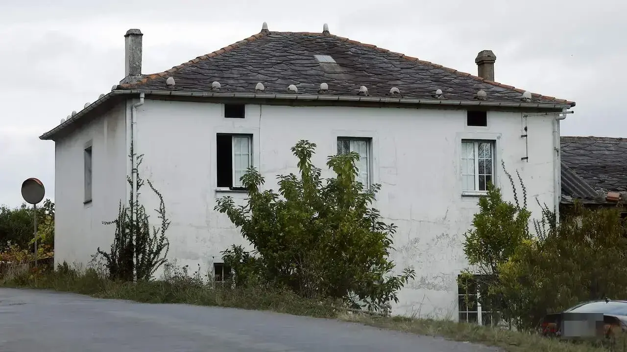 La casa okupada en Casas Longas, en la parroquia xovense de Lago. EP