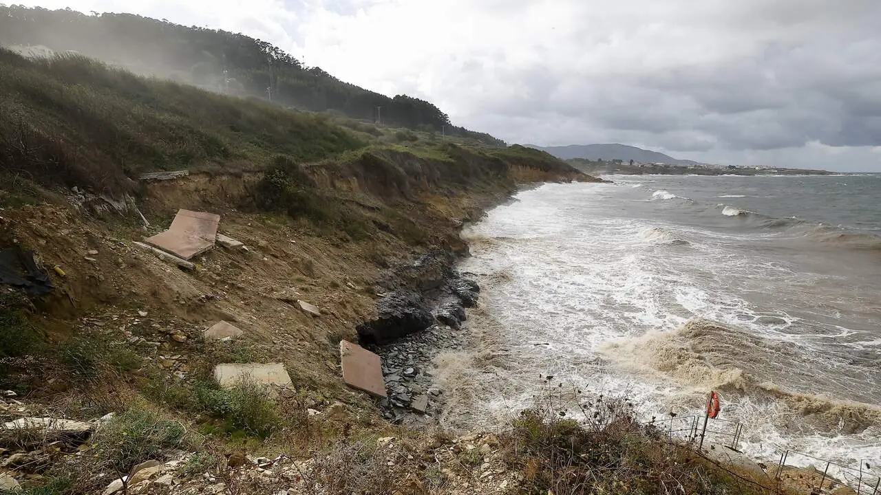 derrumbes en la playa de arealonga de nois debido a la erosion del mar