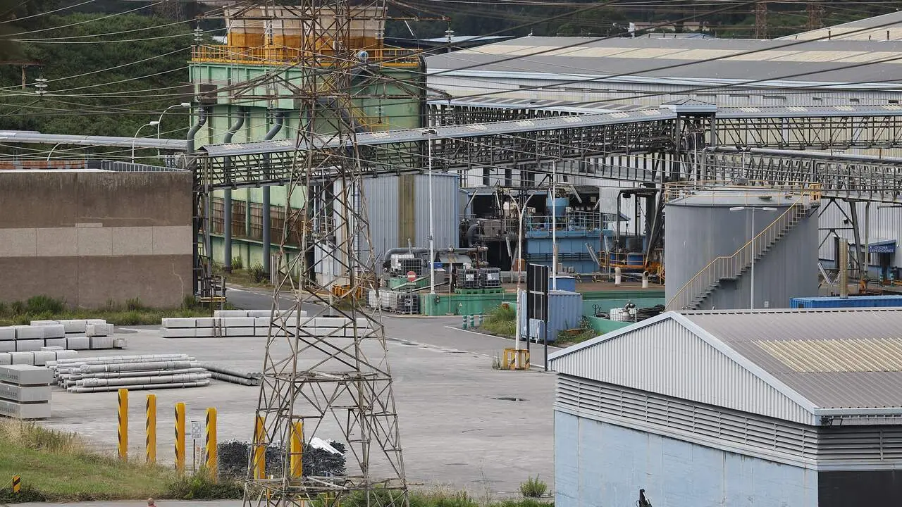 vistas de la factoria de alumnio de alcoa en san ciprian