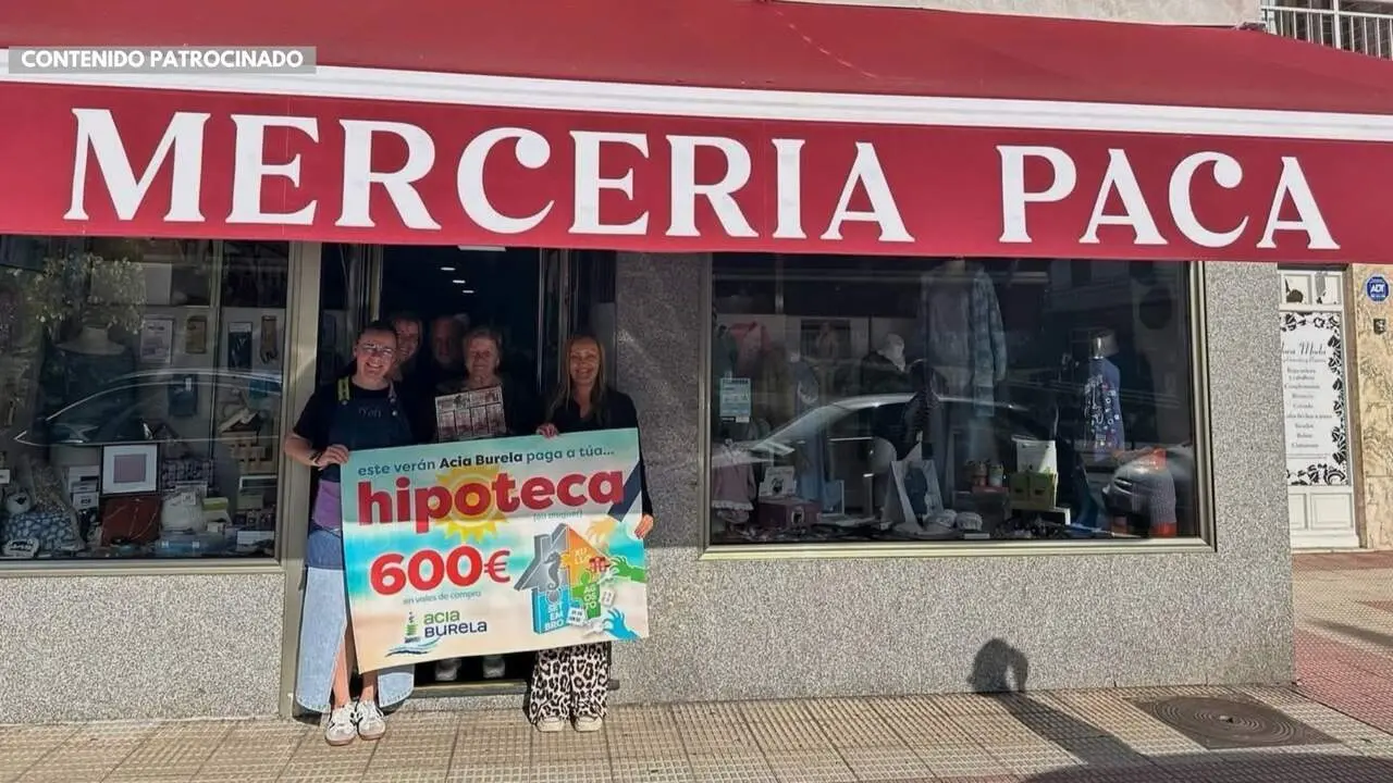 Luisa, ganadora del premio de septiembre, por compras realizadas en Mercería Paca. EP