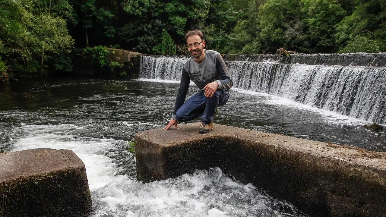 Carlos Morado, tecnico de turismo, en el Pozo de Ron en Xinzo, A Pontenova
