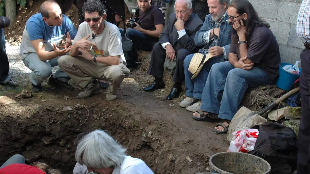 Exhumación de Severino Rivas en Portomarín. AEP