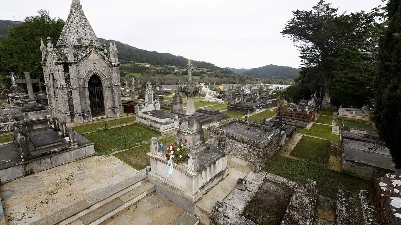 El panteón de Pascual Veiga con flores. JMª ÁLVEZ