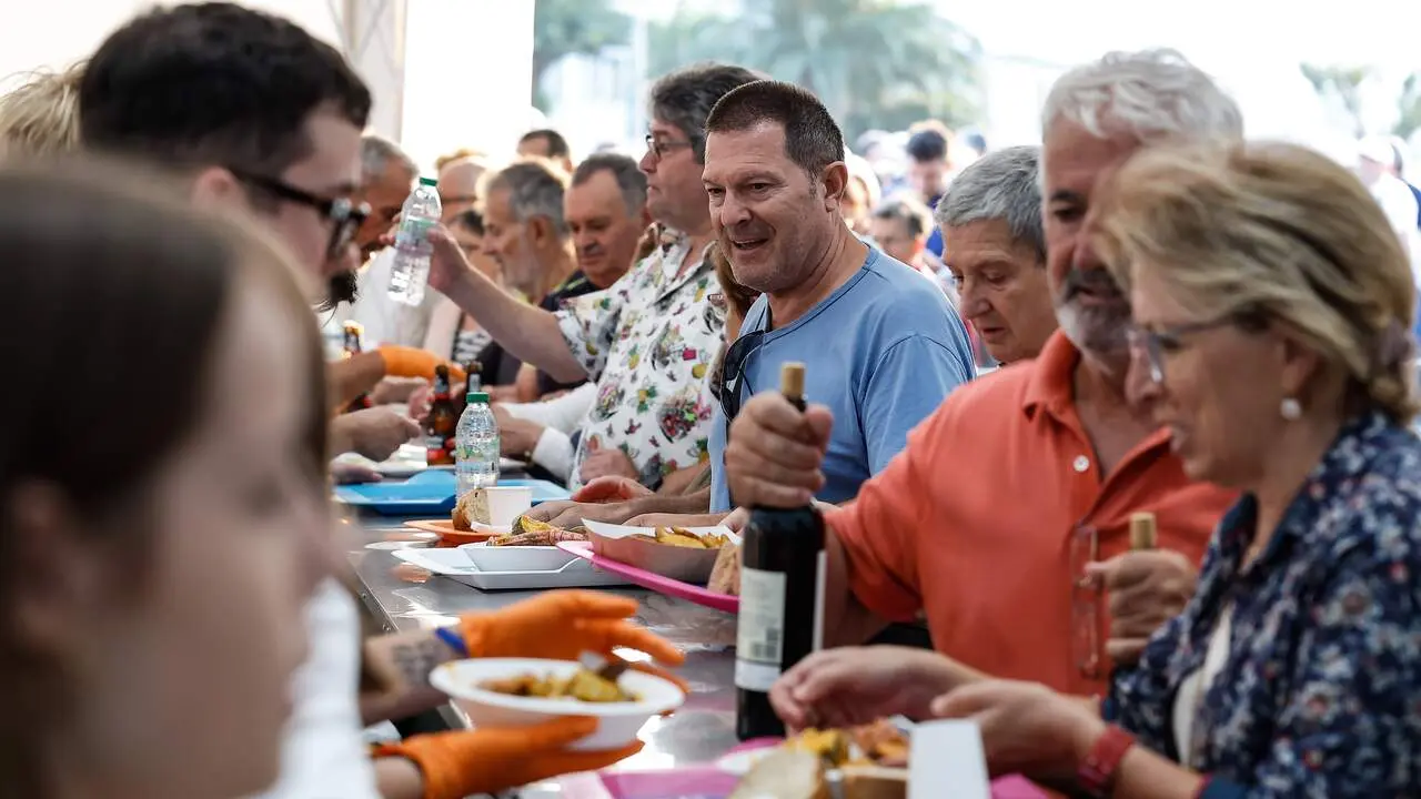 Asistentes a la Festa da Merluza de Celeiro en una edición anterior. JM ÁLVEZ