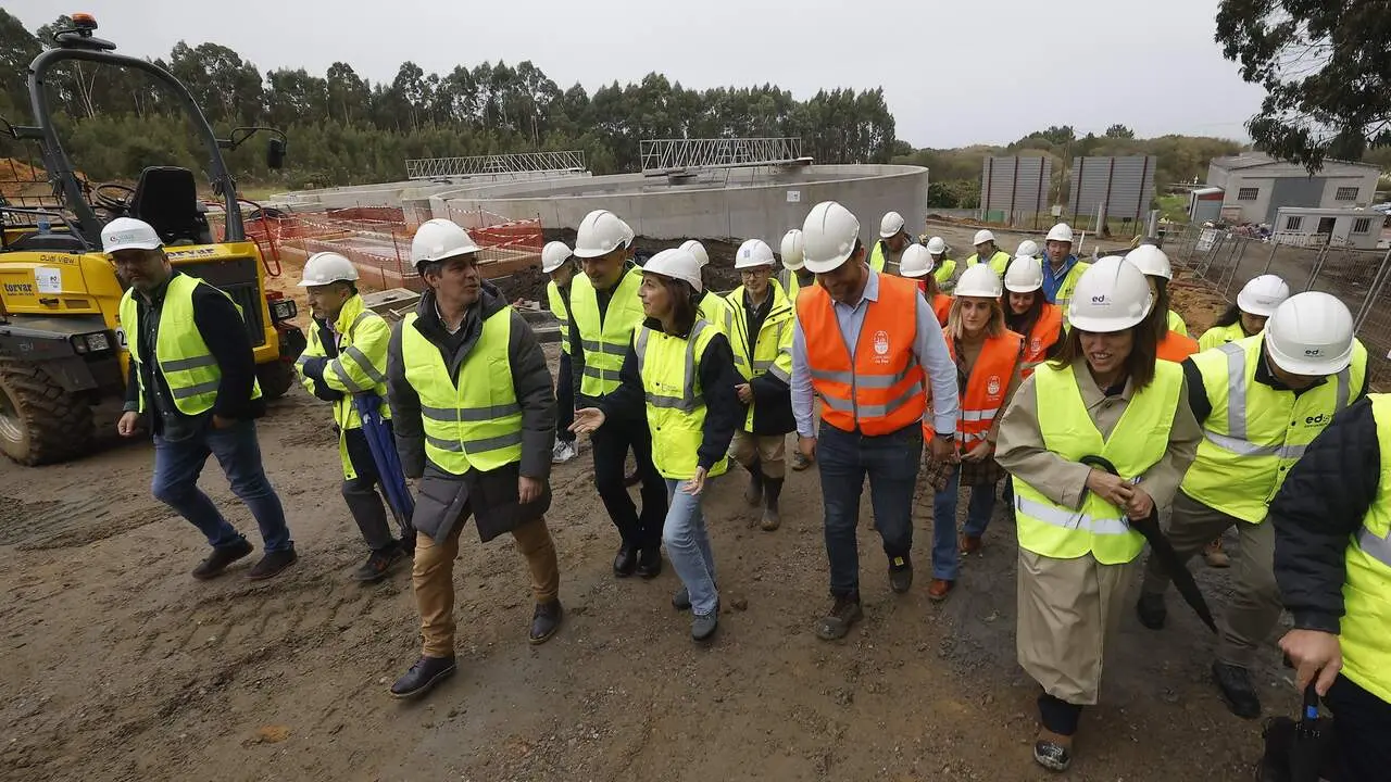 visita de la conselleira de medio ambiente angeles vazquez junto con la corporacion municipal de foza las obras de la nueva edar en foz