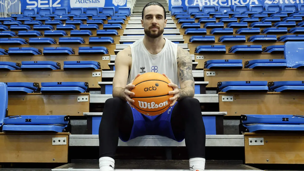 Francis Alonso, en las gradas del Pazo. VICTORIA RODRÍGUEZ