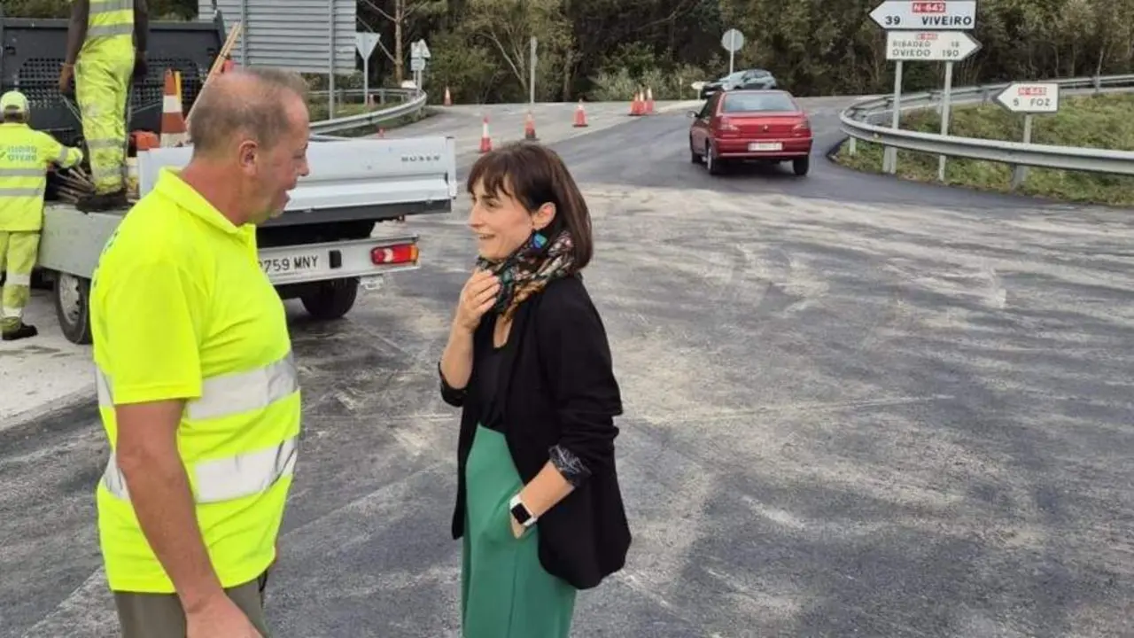 La alcaldesa de Barreiros, durante su visita a las obras del polígono. EP