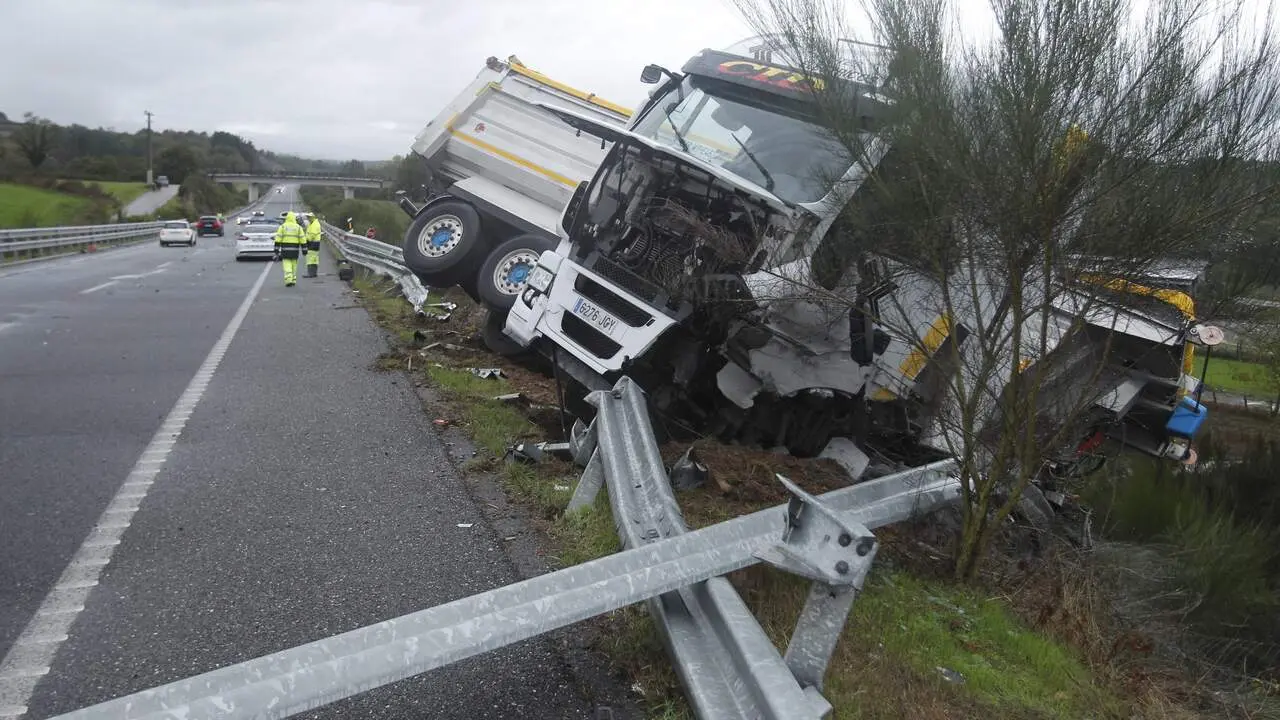 El camión atravesó la valla de protección y estuvo a punto de caer por un precipicio. MIGUEL PIÑEIRO