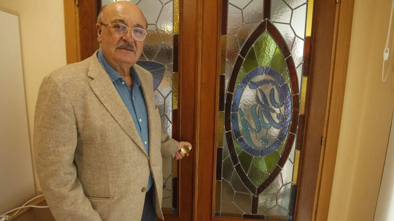 Julio Yebra abre as portas do despacho da farmacia que ten na Barrela. MIGUEL PIÑEIRO