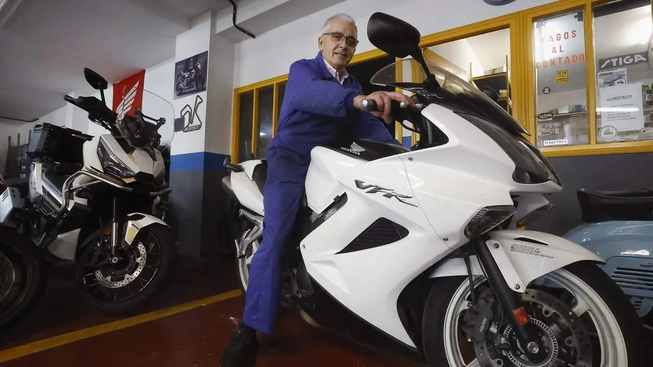 Baltasar, en una de sus motos del negocio. JOSÉ Mª ÁLVEZ