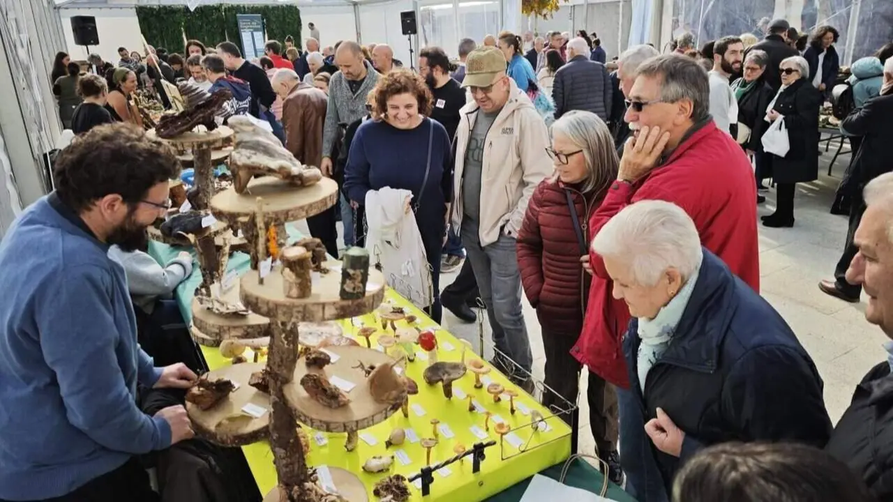 Ricardo Gaveiras, coa cesta gañadora, na exposición da Praza de América. C.PÉREZ