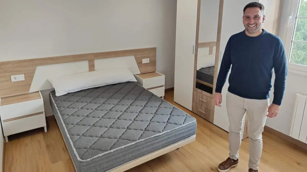 Rubén García Freije, en una habitación de la escuela de Valboa ya rehabilitada. EP