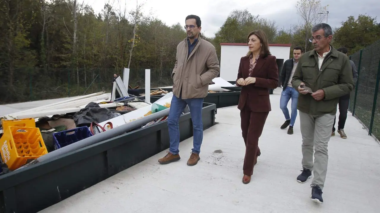 La conselleira de Medio Ambiente visitó las instalaciones del punto limpio de Sober este martes por la mañana. MIGUEL PIÑEIRO