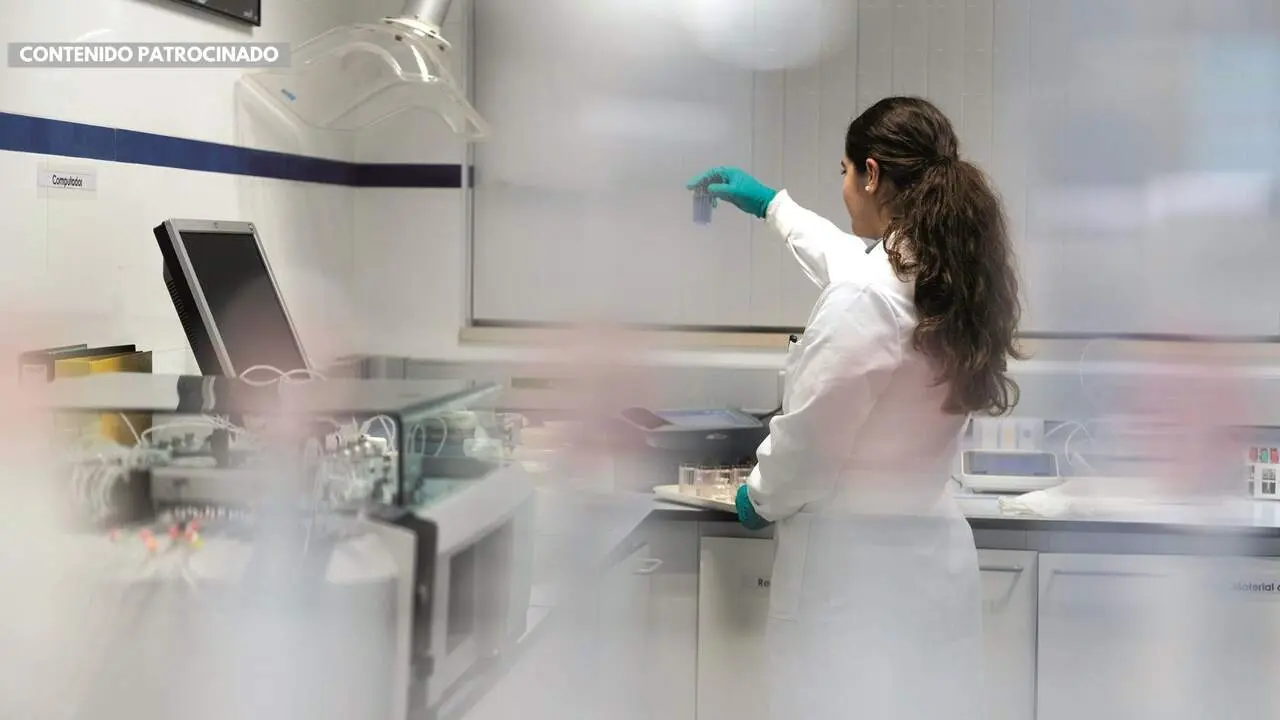 Una investigadora en el laboratorio de la fábrica de Caima. EP