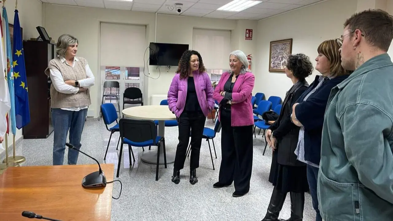 Olimpia López y Marisol Morandeira, con ediles, en el salón de plenos de Guitiriz. EP